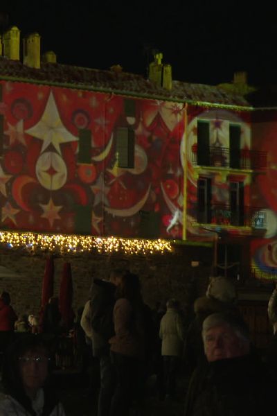 À Collioure, dans les Pyrénées-Orientales, l’événement "Lumières sur mer" a commencé vendredi 13 et se poursuivra jusqu'au 7 janvier. L'occasion de découvrir la baie parée de sa plus belle robe pour les fêtes de fin d'année.