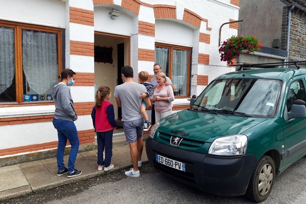 Le couple Shaw accueille une famille de vacanciers dans son gîte à Gouarec, en centre Bretagne