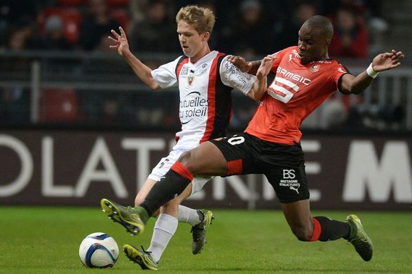 Le milieu de terrain niçois Vincent Koziello (à gauche) face au milieu de terrain malien Yacouba Sylla (à droite) au Roazhon Park à Rennes - 18/10/2015