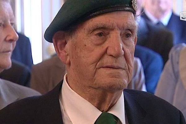  Léon Gautier a reçu des mains du Premier ministre, les insignes de commandeur de la Légion d'honneur, à la préfecture.