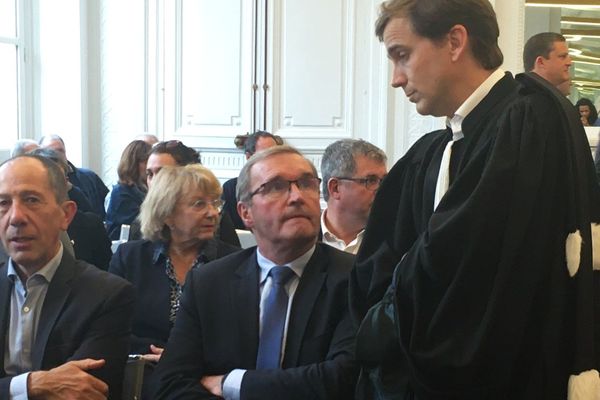 26 novembre dernier : Germinal Peiro et une délégation de soutien venus assister au résultat de la requête qu'ils ont déposé pour la poursuite du chantier de Beynac devant le tribunal administratif de Bordeaux