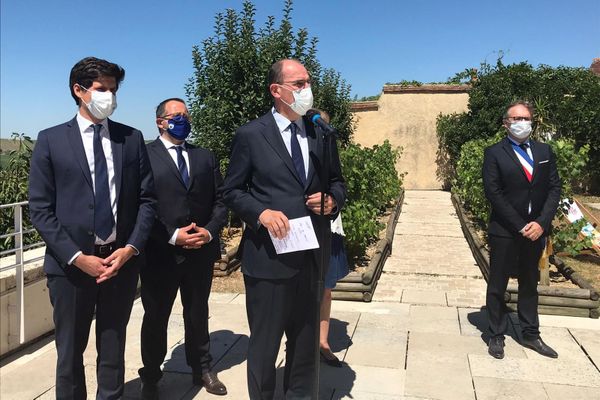 Jean Castex en visite dans les vignes du Sancerrois