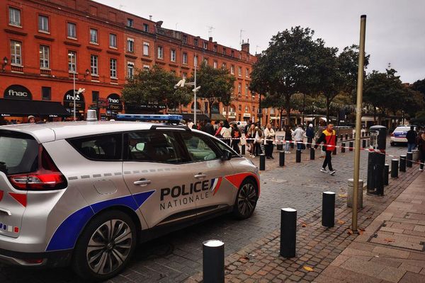 Périmètre de sécurité au niveau de la place Wilson, dans le centre-ville de Toulouse.