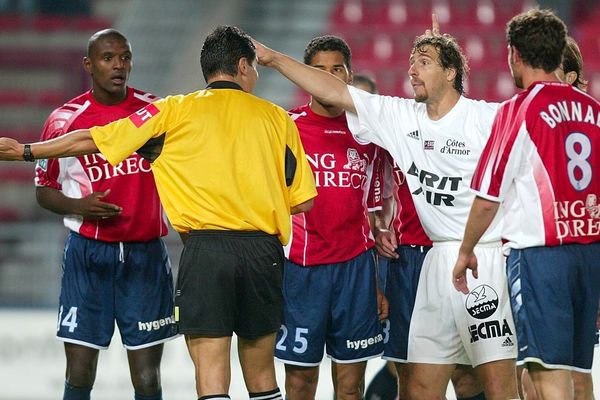 L'arbitre avait annulé un pénalty guingampais et une expulsion lilloise grâce à ses assistants qui avaient vu les images vidéo.