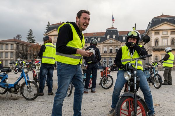 Les gilets jaunes manifestaient déjà le samedi 17 novembre, devant la Préfecture de Haute-Loire au Puy-en-Velay