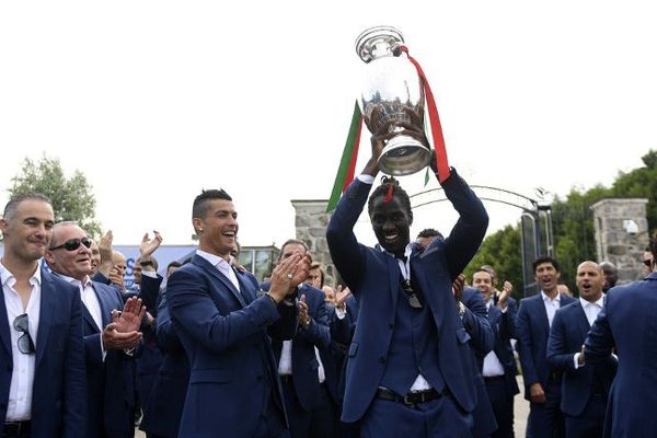 Eder brandit le trophée de l'Euro 2016 à Lisbonne, ce lundi après-midi.