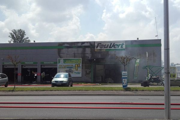 L'origine de l'incendie, qui s'est déclaré dans la matinée dans ce centre auto tarbais, reste pour l'heure inconnue. 