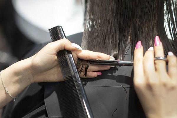 Dans les salons de coiffure, les cheveux coupés terminent généralement à la poubelle... l'association "Coiffeurs Justes" les collecte en vue d'un recyclage insolite. (image prétexte)