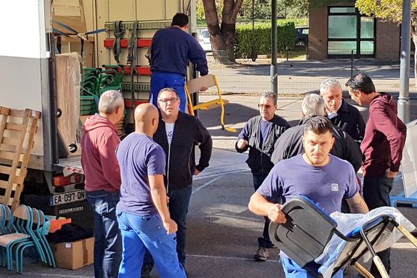 La ville de Montpellier assure la livraison de 3 camions de matériel scolaire à Conques-sur-Orbiel, dans l'Aude - 1er novembre 2018