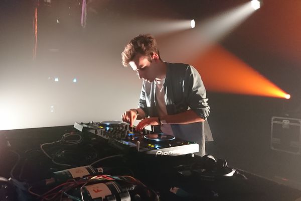 Hugo, alias Brook Line, en plein réglage de ses platines avant son set au 106, le 9 juin dernier.