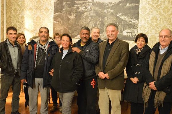 Lors de la réception donnée hier soir dans les salons de la mairie.