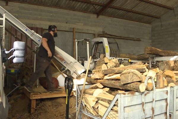 Emilien Samuel , gérant de Louna bois, en plein travail.