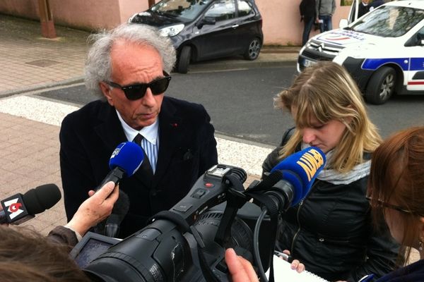 Cécile Bourgeon, la maman de la petite Fiona, et Gilles-Jean Portejoie, son avocat, devant le parc de Montjuzet à Clermont-Ferrand, le 17 mai 2013 à l'occasion d'une première reconstitution des conditions dans lesquelles la fillette de 5 ans a disparu le 12 mai.