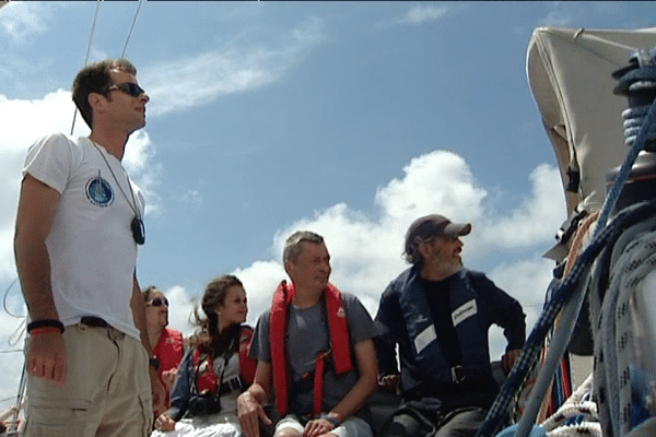 Antoine Michel (à gauche) invite des personnes en situation de handicap à bord