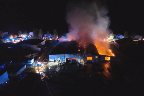 Un violent incendie s'est déclaré jeudi 3 octobre 2024 tard le soir dans un entrepôt de stockage de boisson qui se situe dans la commune de Sartilly, dans la Manche. 90 pompiers ont été mobilisés pour lutter contre les flammes toute la nuit.