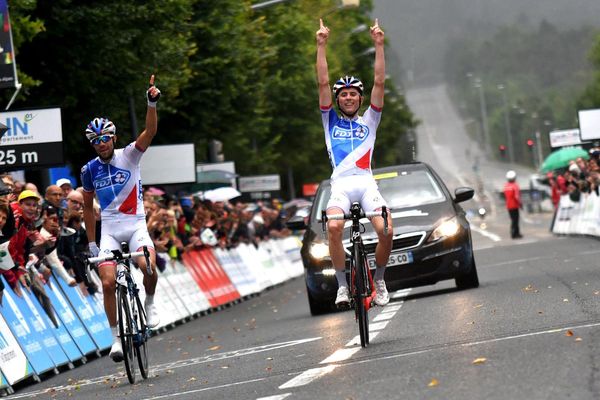 David Gaudu , vainqueur de la 3ème étape du Tour de l'Ain, devant son coéquipier FDJ, Thibaut Pinot, à Oyonnax.
