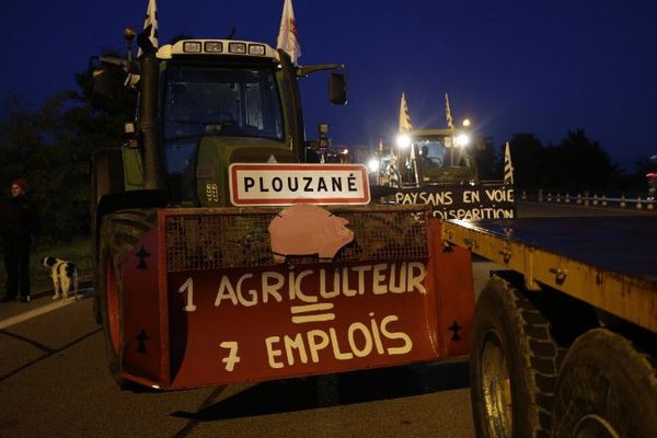 Des tracteurs sur l'A13, à hauteur de Mantes-la-Jolie, dans les Yvelines.