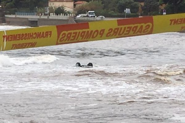 Cinq véhicules ont été emportés à la mer dans la nuit de mercredi à jeudi, sur la commune de Sainte-Maxime, avait précisé à l'AFP auparavant le préfet du Var.