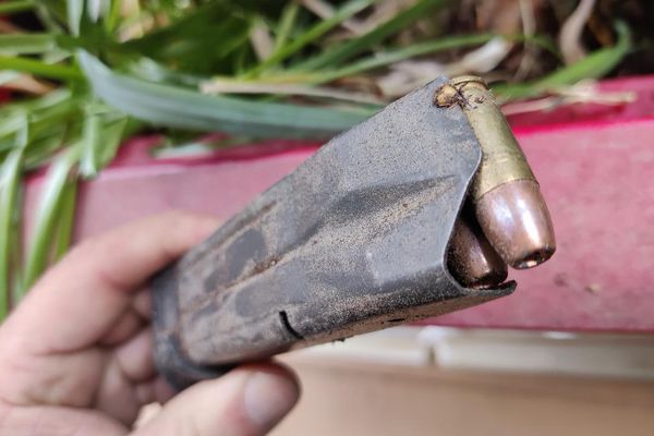 Un chargeur rempli de balles creuses a été retrouvé par un manifestant.