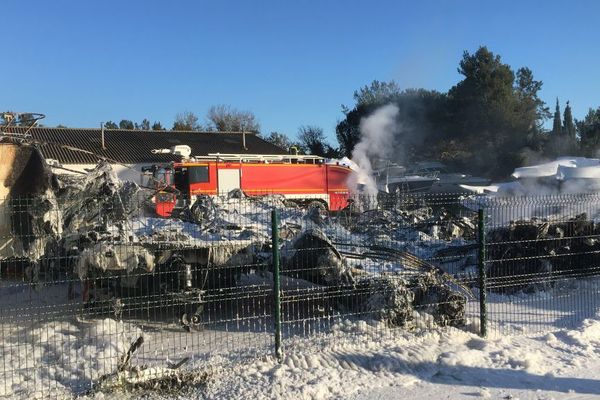 09/01/17 - Une vingtaine de bateaux ont été détruits par un incendie sur un port à sec, à Ventiseri (Haute-Corse)