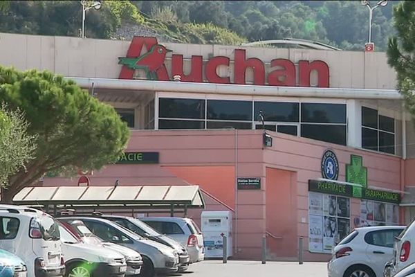 Le jeune homme a été interpellé en caisse vendredi après-midi par les vigiles d'Auchan de la Trinité.