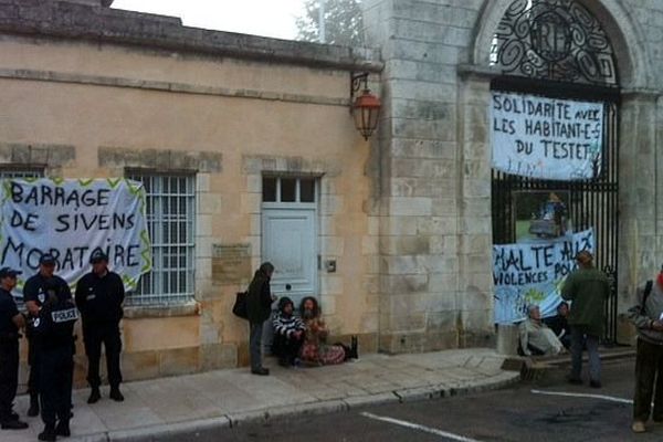 Des opposants au barrage de Sivens, dans le Tarn, ont manifesté devant la préfecture de l’Yonne, à Auxerre, mercredi 1er octobre 2014. 