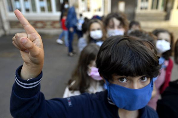 Le masque ne sera plus obligatoire à l'école primaire à partir du 4 octobre dans les départements où le taux d'incidence de la covid-19 sera en-dessous de 50 cas pour 100 000 habitants