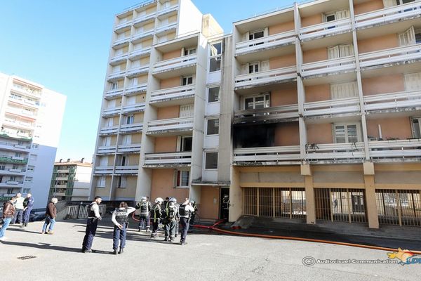 Alès (Gard) - un appartement détruit par les flammes - 4 avril 2023.