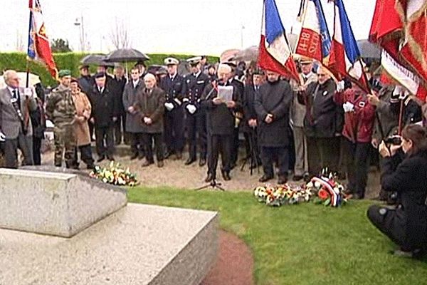 Cérémonie d'hommage au commandant Kieffer dans le cimetière de Grandcamp-Maisy, où il repose, dans le Calvados