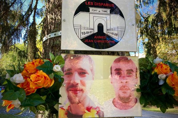 Le pôle "cold cases" de Nanterre lance un appel à témoins pour faire la lumière sur la disparition de Jean-Christophe Morin et Ahmed Hamadou en marge d'un festival de musique au Fort de Tamié en 2011 et 2012.