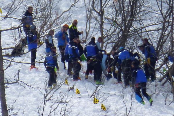 Cinq légionnaires sont morts sur le coup dans une avalanche à Valfréjus (Savoie), un sixième une semaine plus tard des suites de ses blessures.