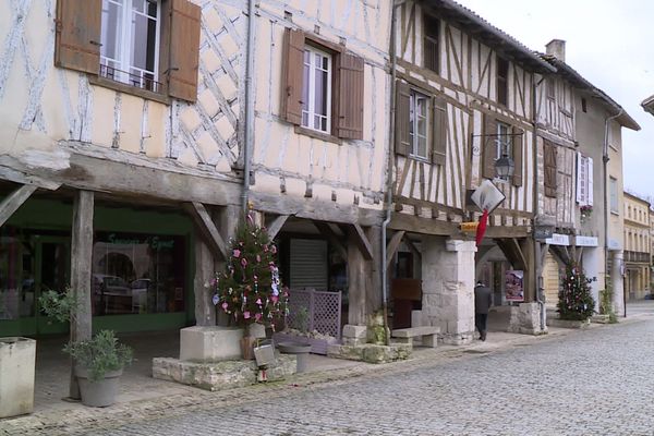 La bastide d'Eymet au sud de la Dordogne est réputée être la plus anglaise des bastides françaises. Plusieurs centaines de ressortissants britannique y ont élu domicile.