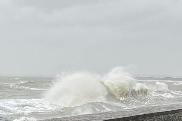 Des vagues au large de Saint-Vaast-La-Hougue (Manche), le 26 février 2024.