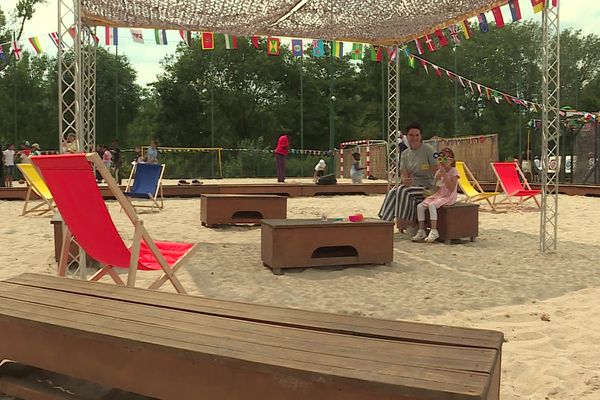 Montargis se dote d'une plage pour cet été, objectif : passer du temps en dehors de chez soi et avec d'autres enfants des quartiers.