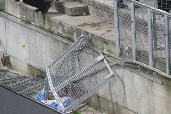 La barrière effondrée au Stade de la Licorne