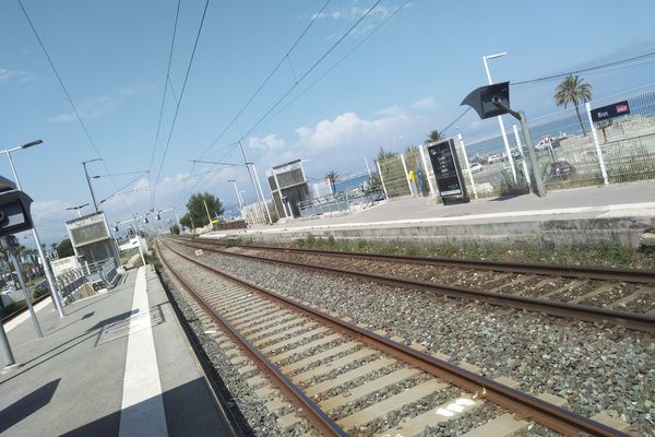 Des rails désespérément vides en gare de Biot, ce lundi 16 mai dans l'après-midi. Un retour à la normale n'est pas prévu avant 20 heures.