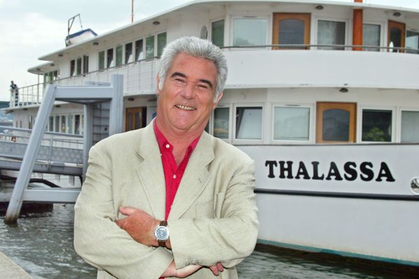 Georges Pernoud pose, le 16 juin 2004, quai de Javel à Paris, devant le bateau de l'émission de France3 Thalassa.