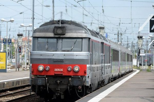 Le "Nantes-Quimper" au départ de la gare de Nantes.