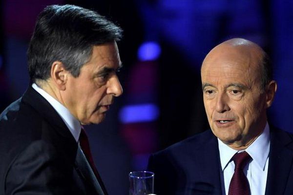 François Fillon et Alain Juppé, lors du second débat télévisé des candidats de la primaire à droite, le 3 novembre 2016.