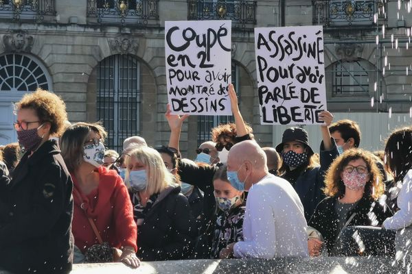 Ils sont venus nombreux ce dimanche 18 octobre, place de la bourse à Bordeaux, en hommage au professeur Samuel Paty.