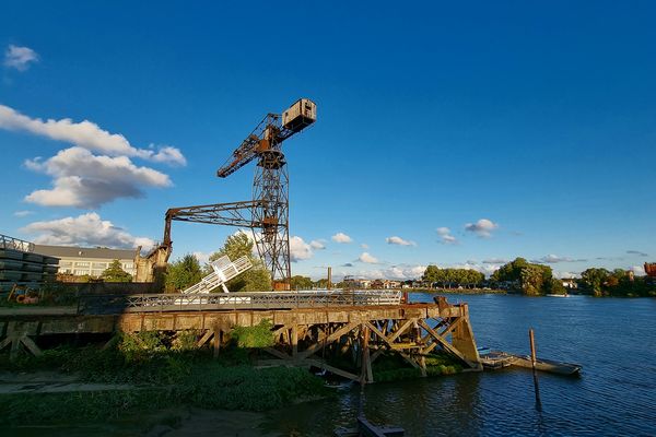 La grue noire sur les quais de Loire, à Chantenay.