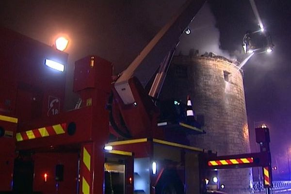 Les pompiers ont dû inonder la tour pour maîtriser l'incendie