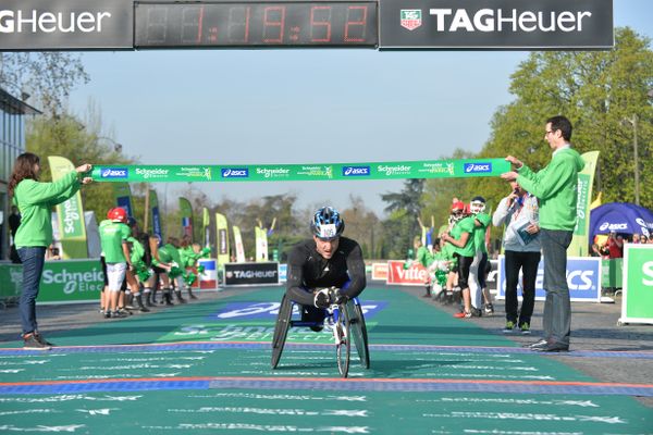 Julien Casoli , vainqueur du Marathon de Paris en 2015. 