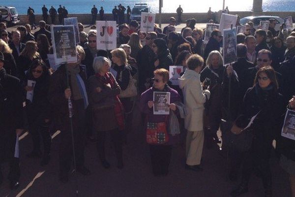 Les notaires devant le monument aux morts de Nice. 