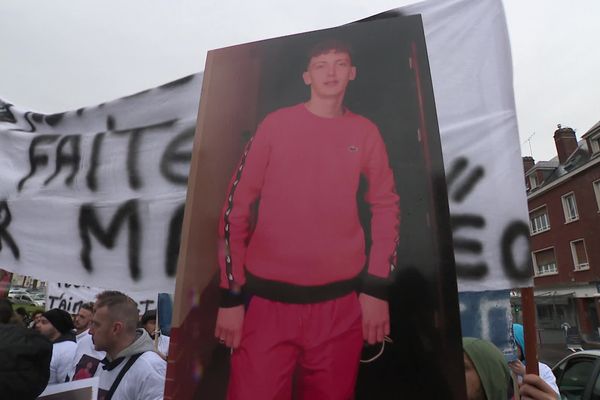 Une photo de Mathéo, brandie lors de la marche blanche en son hommage, le 8 février 2020.