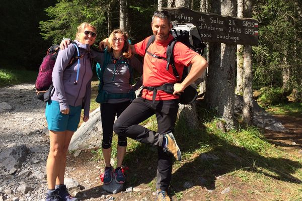 Nos 3 journalistes de choc: Ingrid, Sophie et Serge.