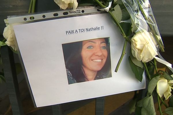 Devant le parking où Nathalie Debaillie a été enlevée à Lille, des fleurs et des photos ont été déposées