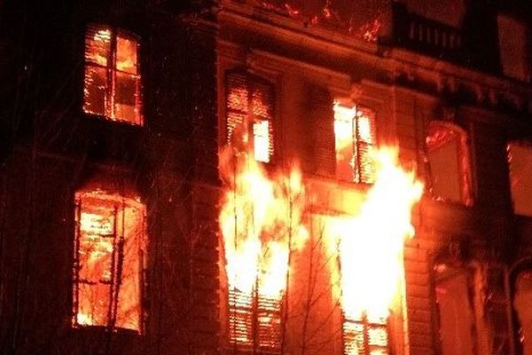 Le château du Quesnel, entre Amiens et Roye, a été dévoré par les flammes dans la soirée du 10 décembre.