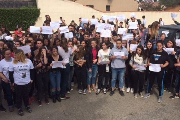 Les élèves du lycée agricole de Meynes soutiennent le directeur, sous le coup d'un licenciement pour faute grave.