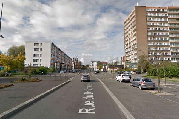 La victime gisait, inconsciente, dans la rue du Dr Schweitzer à Hem.